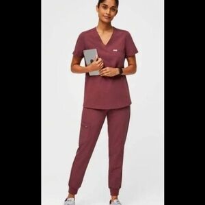 Figs RARE DARK CHERRY Scrub set size small - zamora joggers & casma 3 pocket top